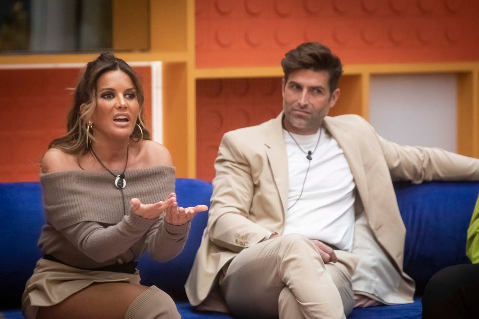 los concursantes del reality en el sofa