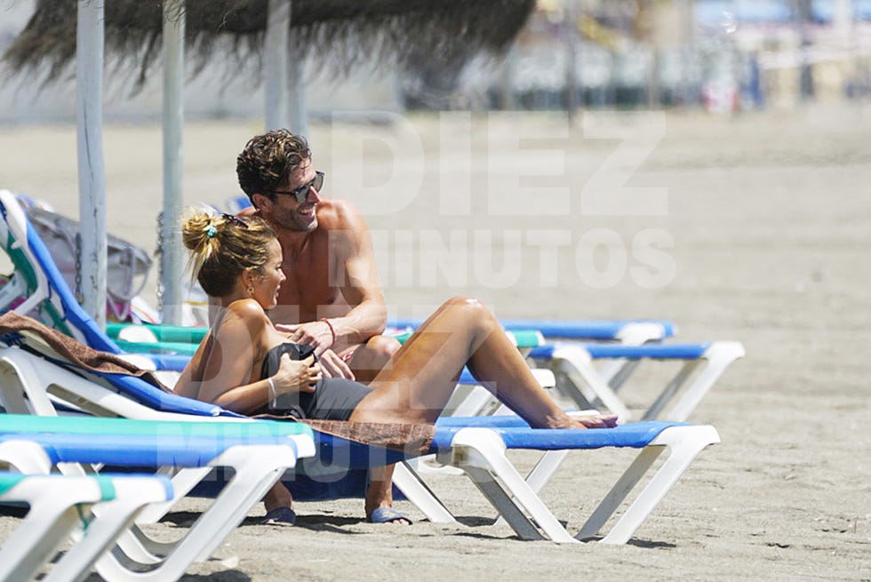 marta lópez y efrén reyero disfrutan juntos de un día de playa