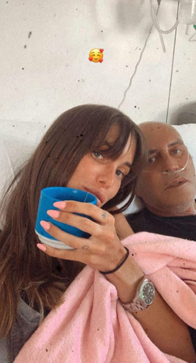 marta lópez, inseparable de kiko matamoros en el hospital