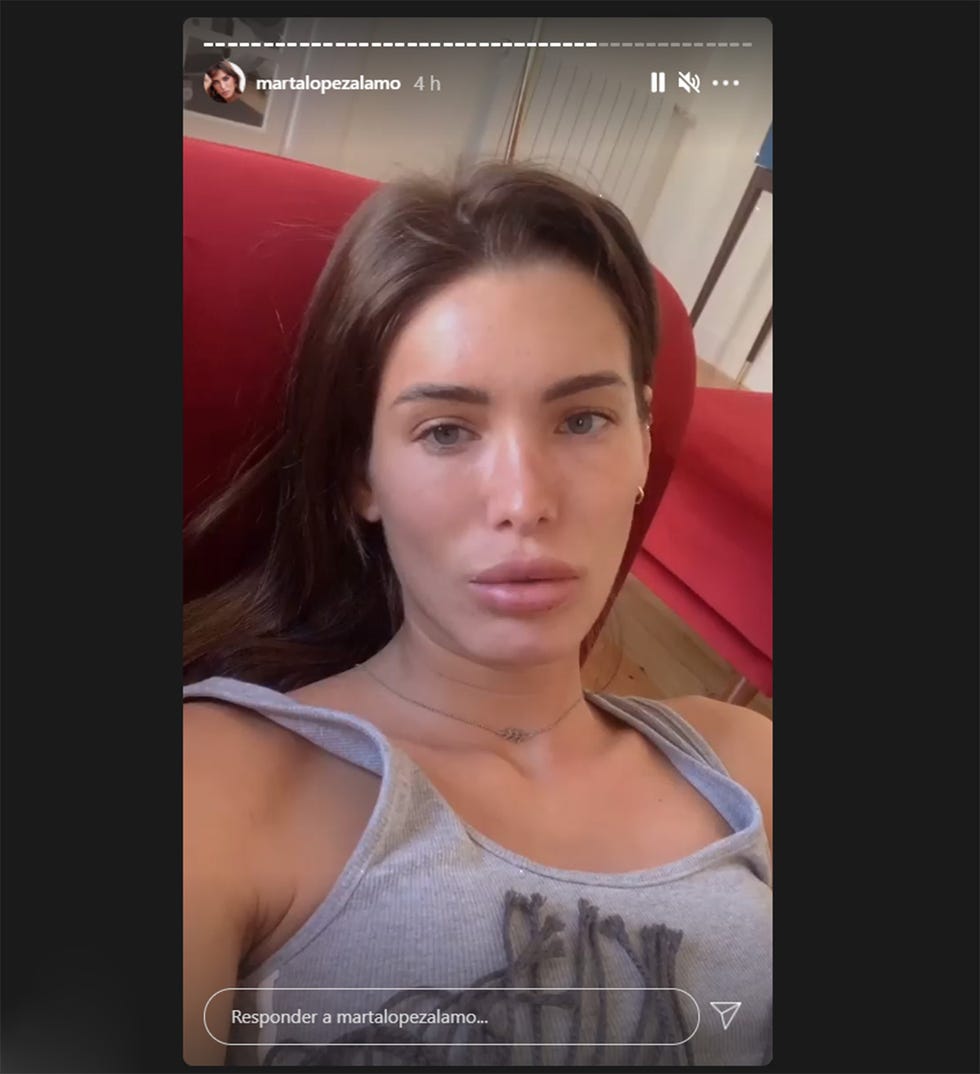 marta lópez en su sofá rojo