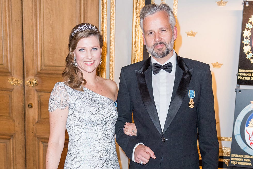el príncipe heredero haakon de noruega salvó la vida de su excuñado, el artista ari behn