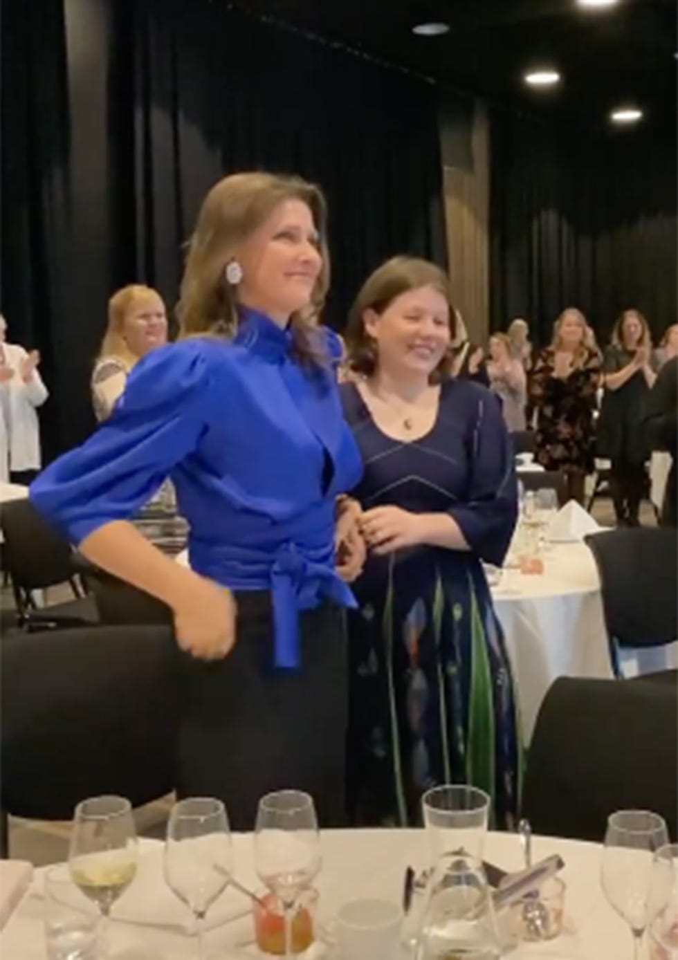 maud angelica, galardonada como la mujer más valiente del año en noruega por el emotivo discurso que ofreció durante el funeral de su padre, ari behn, en el que hablaba de las enfermedades mentales