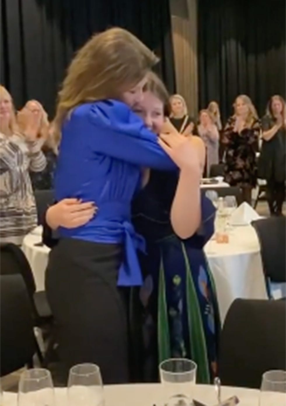maud angelica, galardonada como la mujer más valiente del año en noruega por el emotivo discurso que ofreció durante el funeral de su padre, ari behn, en el que hablaba de las enfermedades mentales