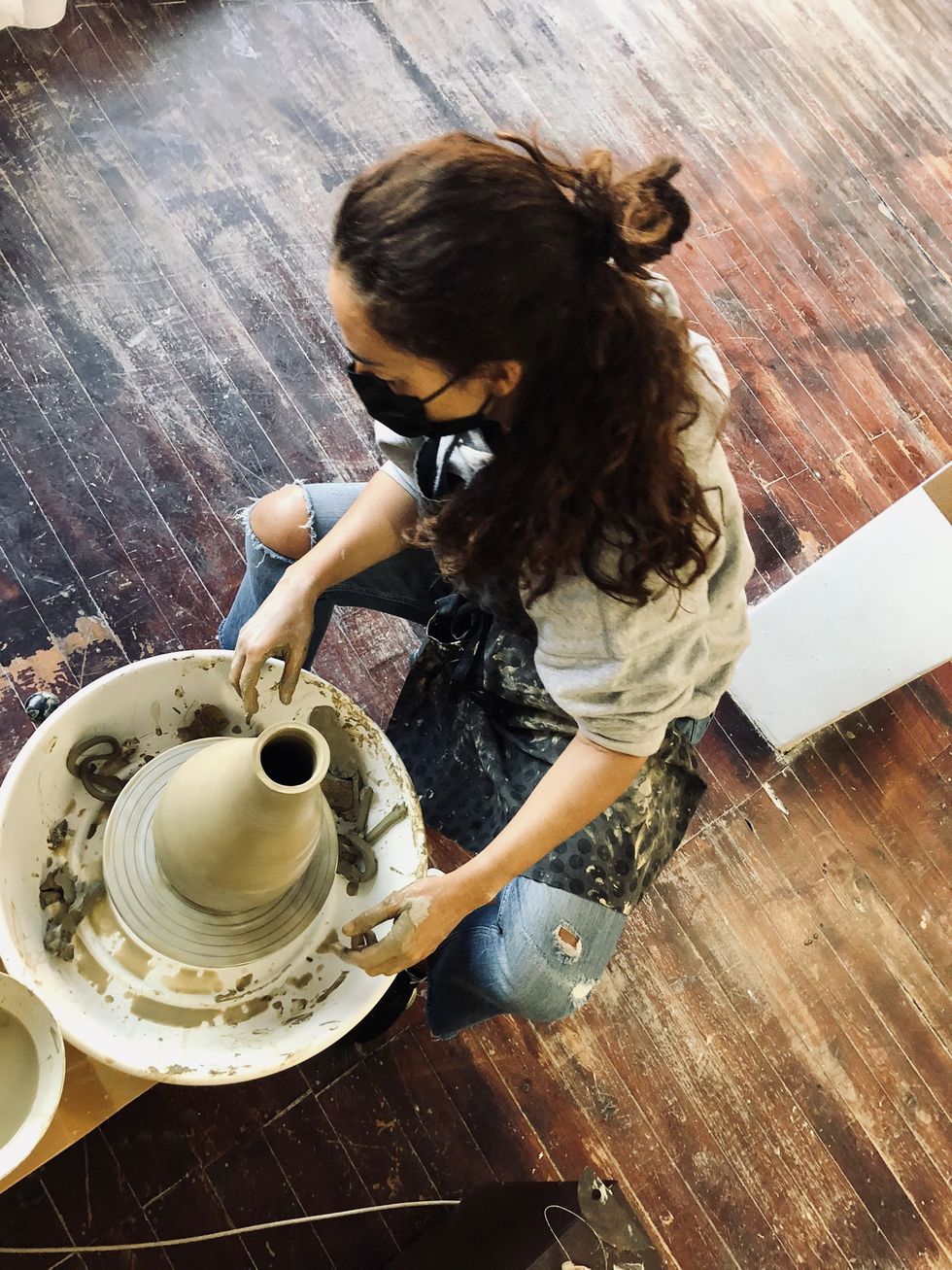 marta muñoz calero en su taller de cerámica trabajando la cerámica con el torno