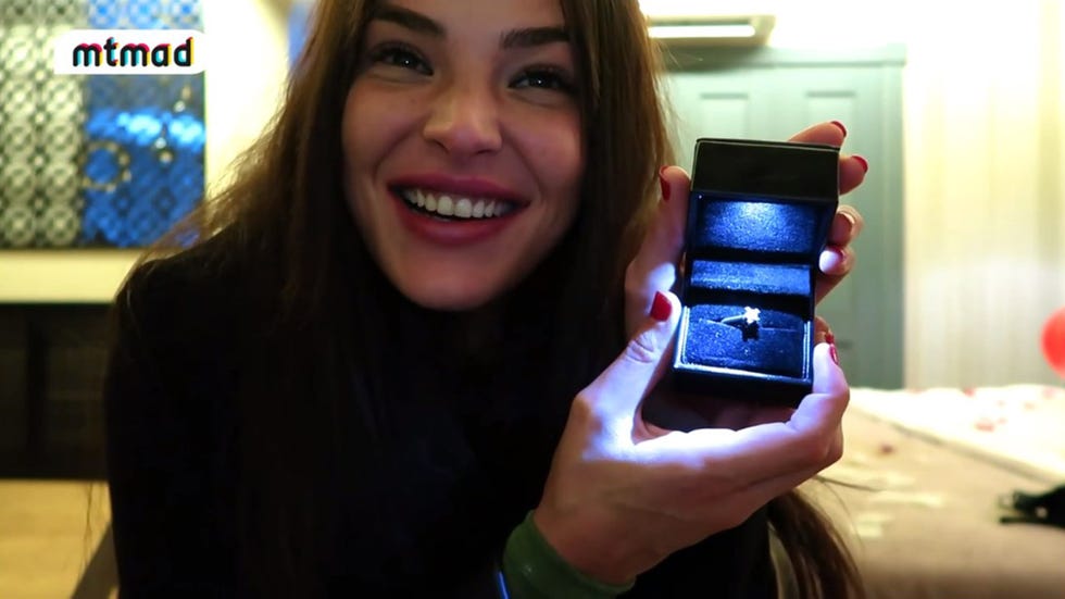 tony spina le regala un anillo de compromiso a marta peñate y le pide matrimonio