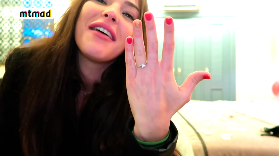 tony spina le regala un anillo de compromiso a marta peñate y le pide matrimonio