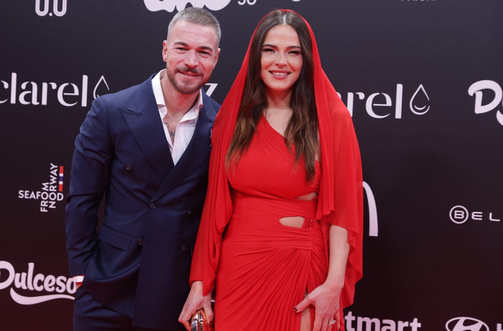 marta penate y tony spina posan juntos en el photocall de los premios gen z awards 2025