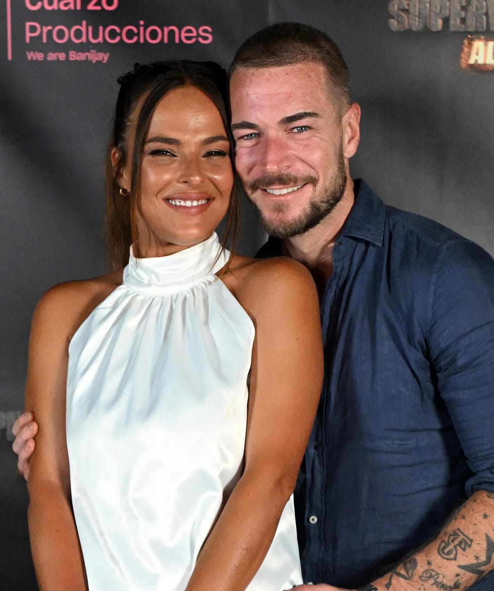 marta penate y tony spina posando juntos en un photocall