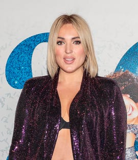 marta riesco posa en un photocall con chaqueta morada de lentejuelas