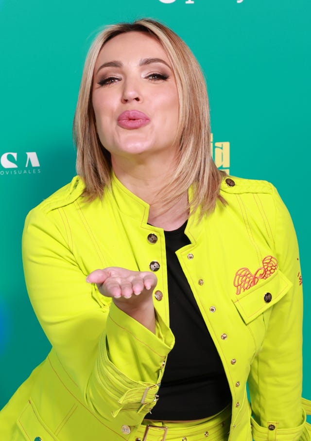 marta riesco posa en el photocall de la fiesta por el estreno de la familia de la tele