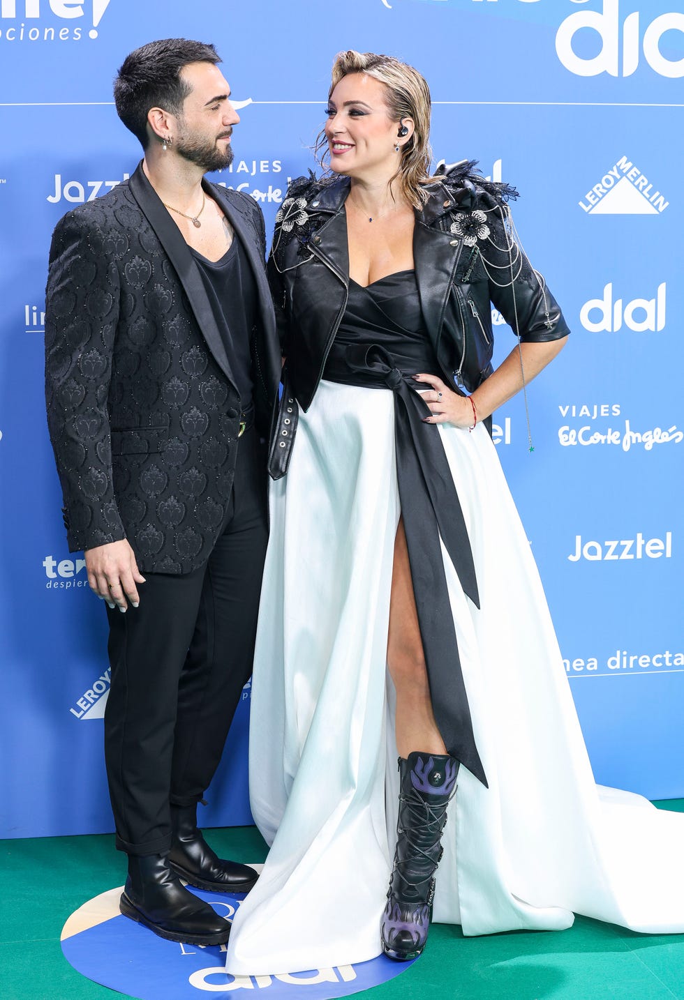 marta riesco y alejandro caraza en la alfombra roja de los premios dial 2025