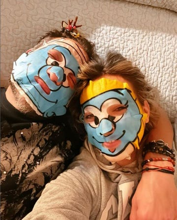 marta riesco y antonio david flores, plan beauty en casa con mascarillas hidratantes