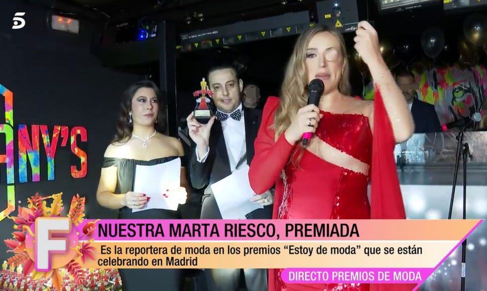 la periodista recoge su premio con un gesto para denunciar el bullying