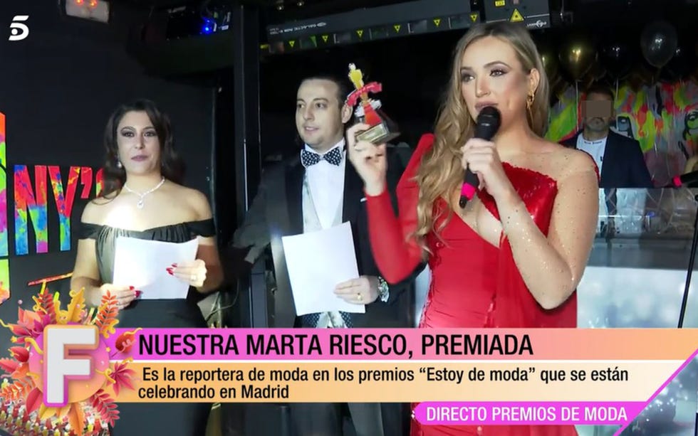 la periodista con su galardón de 'estoy de moda'