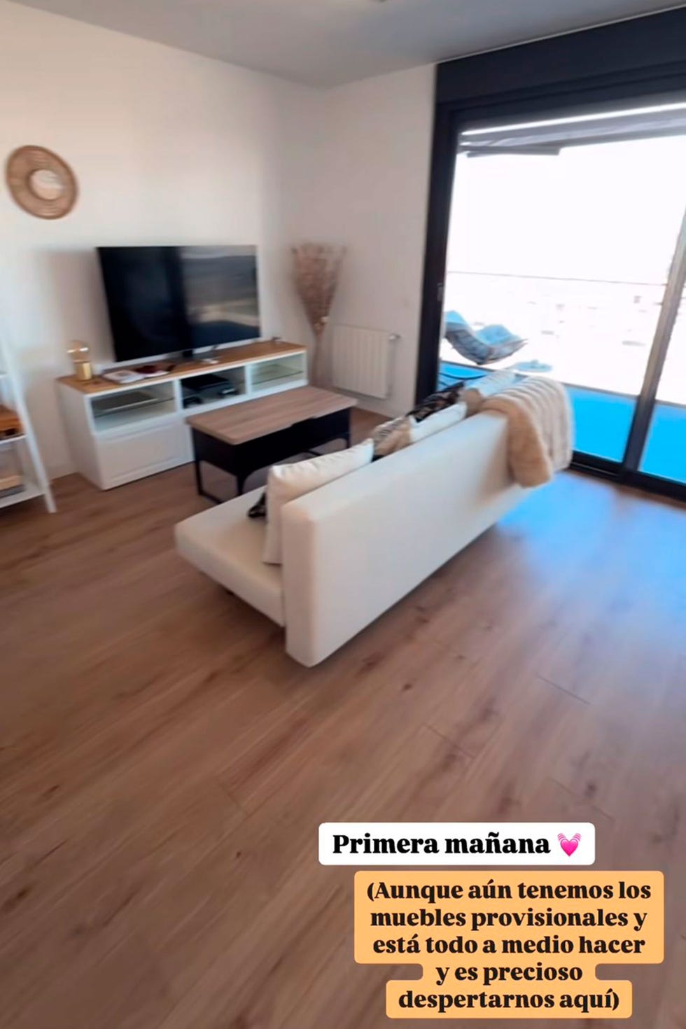 la periodista muestra los detalles de la tele y el sofa de su nueva casa