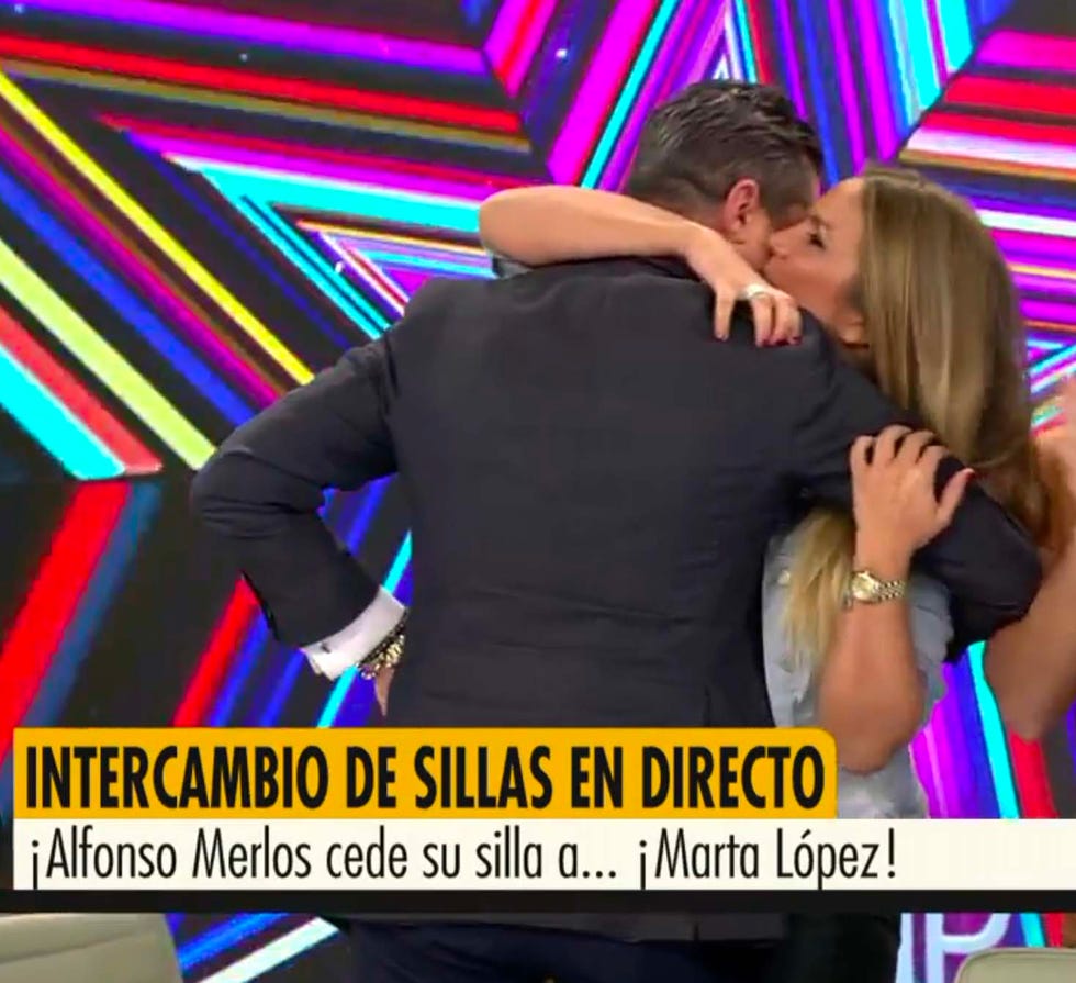 Marta López Alfonso Merlos Ya es mediodía beso