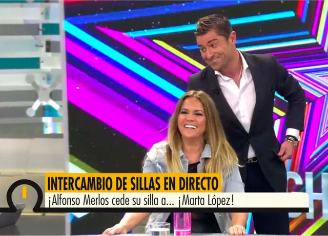 Marta López y Alfonso Merlos intercambian silla en 'Ya es mediodía'