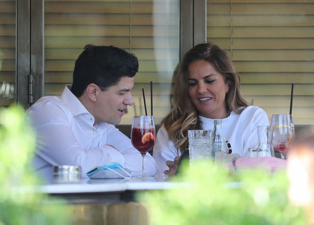 marta lópez le enseña fotos en el móvil a un buen amigo con el que comparte mesa en una terraza