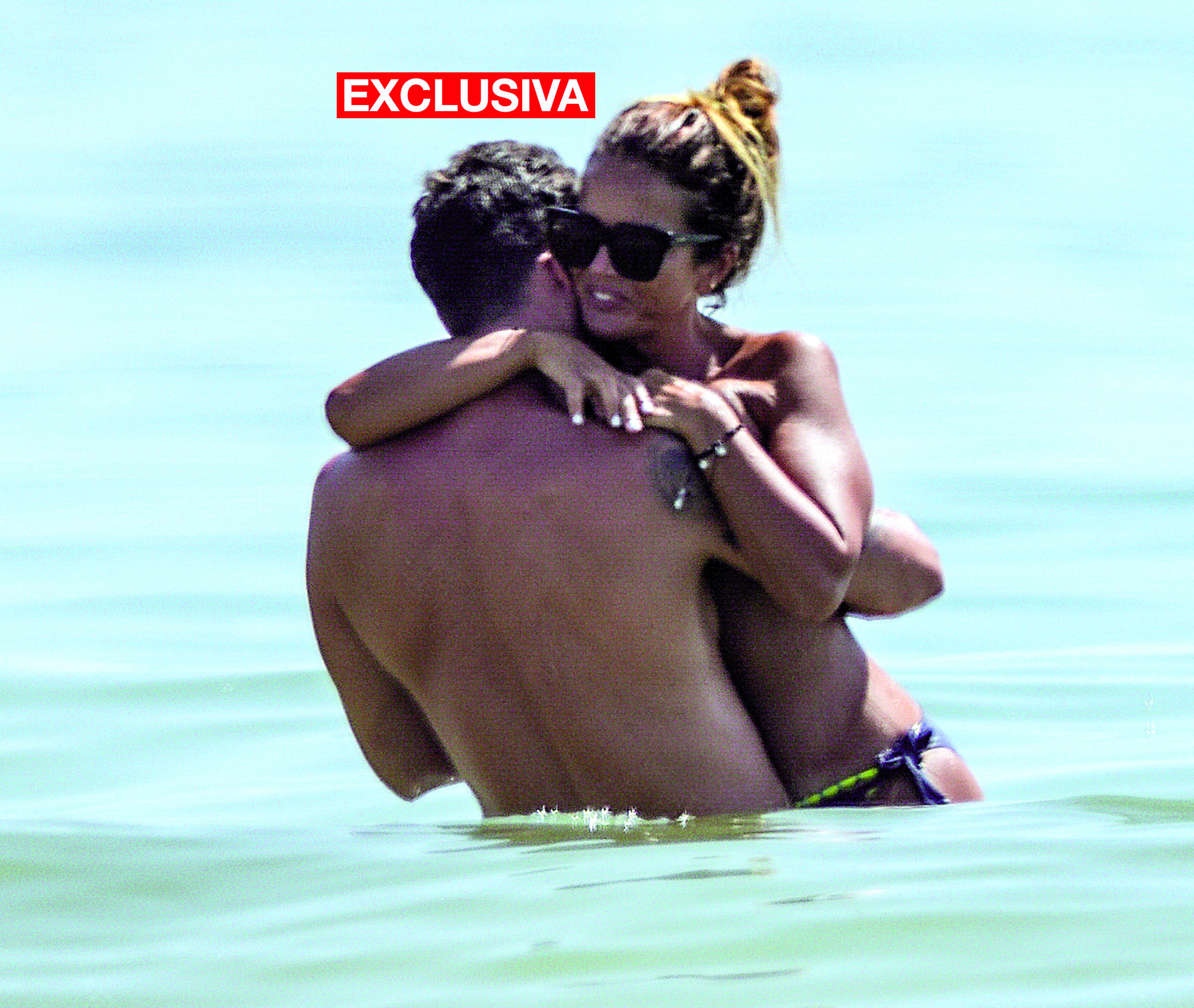 Marta López comparte besos con su novio Rubén en la playa Foto Foto