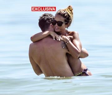 la colaboradora de sálvame y su novio policía presumen de amor en las playas de huelva