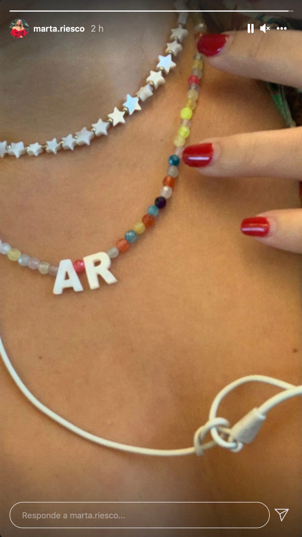 la colaboradora de el programa de ana rosa muestra el collar con las iniciales ar