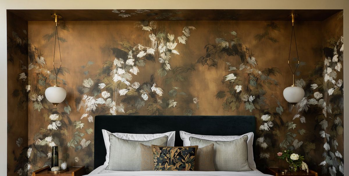 Giấy dán tường phòng ngủ là một yếu tố không thể thiếu trong việc trang trí không gian nghỉ ngơi của bạn. Hãy thưởng thức tất cả những thiết kế giấy dán tường với tông màu sang trọng, hài hòa và những họa tiết mang đến sự thu hút tuyệt vời cho căn phòng của bạn. 
