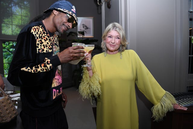 martha stewart and snoop dogg cheersing drinks