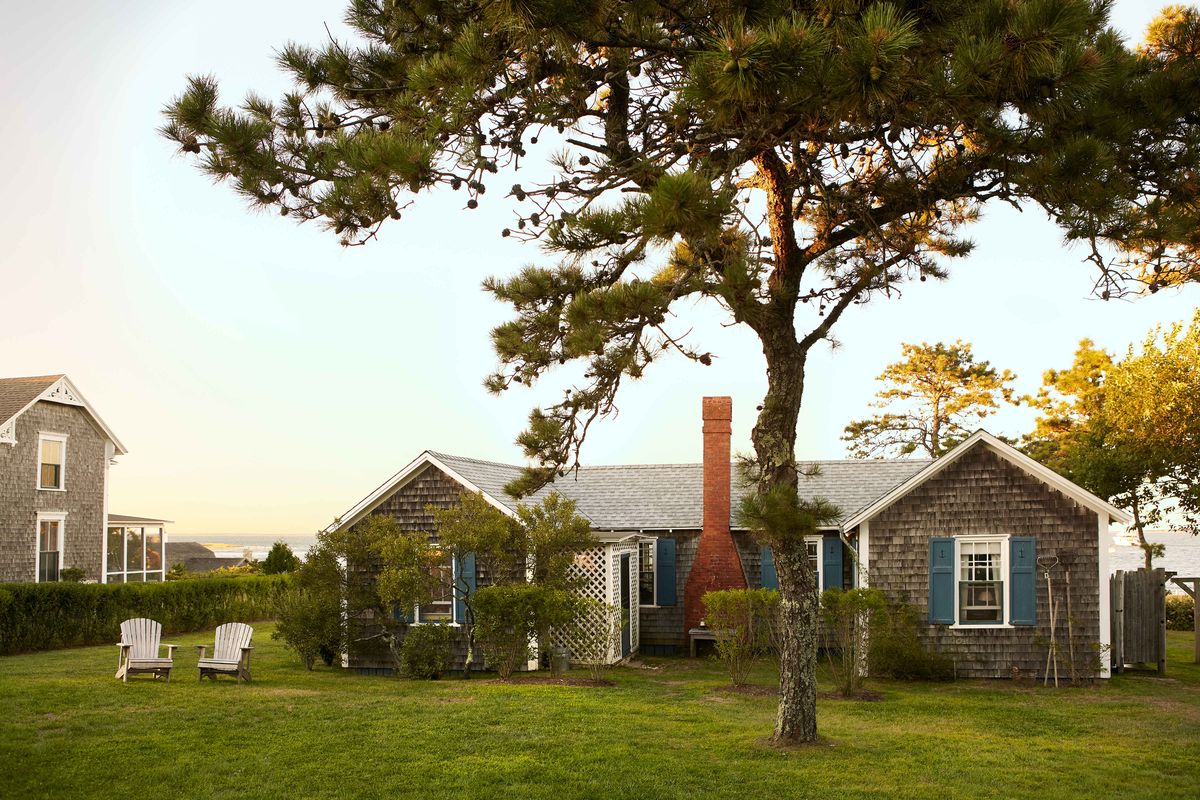 a kick back kind of cottage martha’s vineyard retreat homeowners phoebe cole smith and mike smith exterior, the 1930s shingled cottage, named “the anchor”