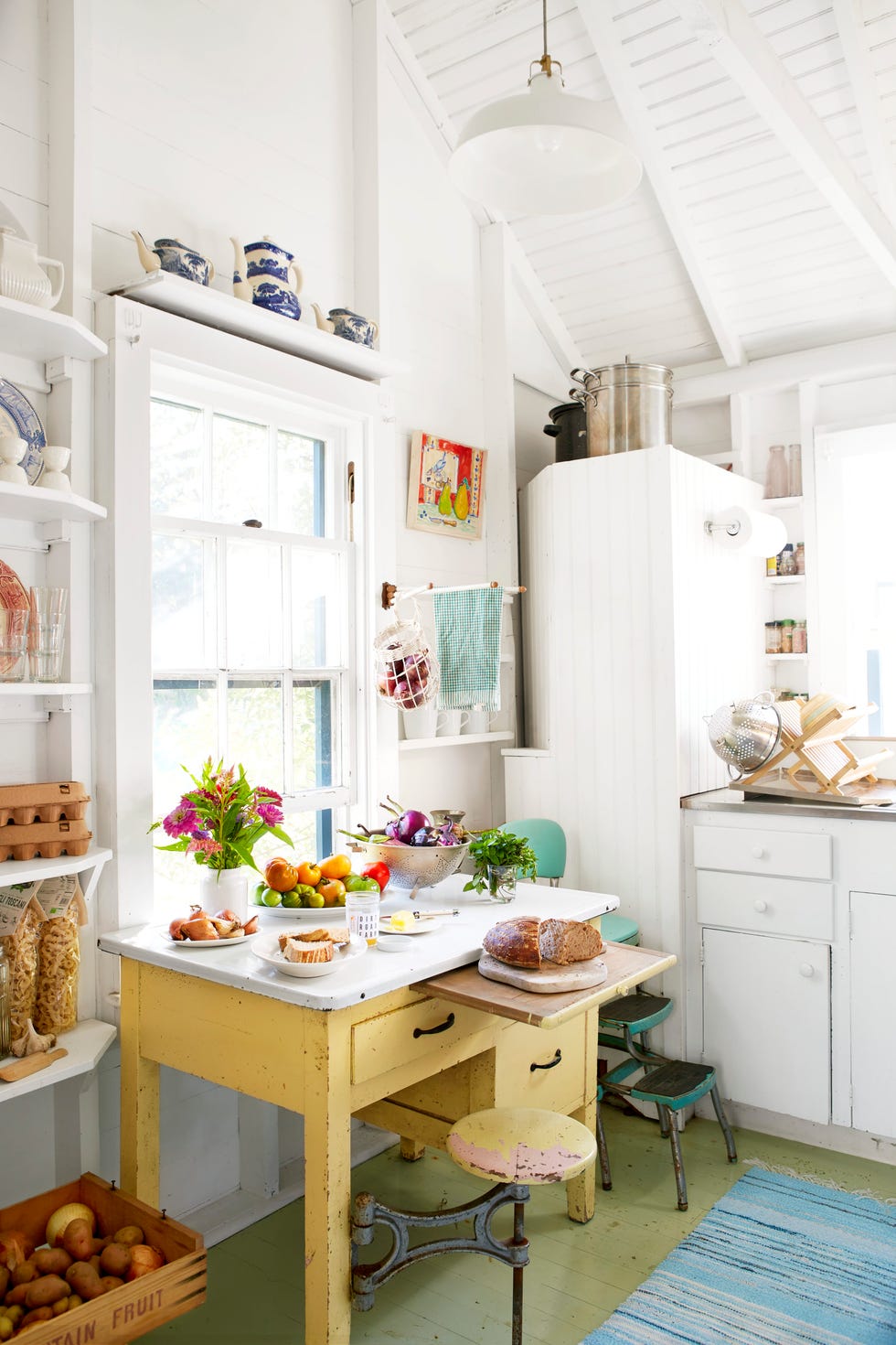 a kick back kind of cottage marthas vineyard retreat homeowners phoebe cole smith and mike smith kitchen