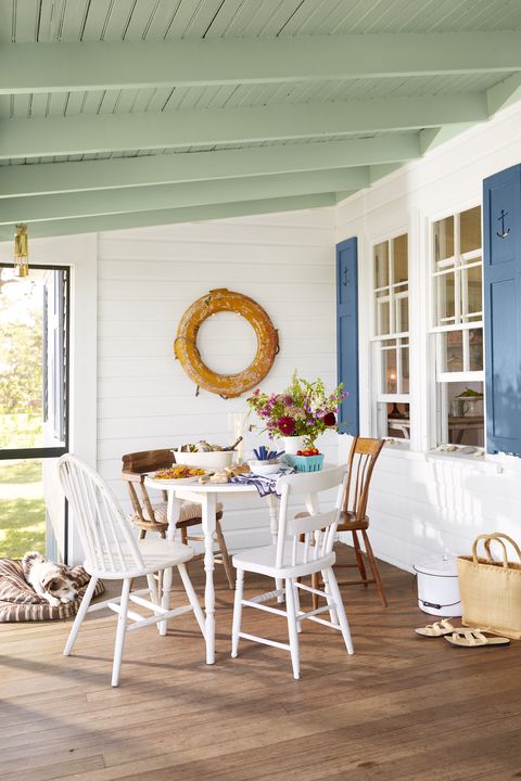 a kick back kind of cottage martha’s vineyard retreat homeowners phoebe cole smith and mike smith porch