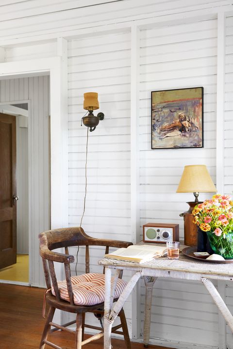 a kick back kind of cottage martha’s vineyard retreat homeowners phoebe cole smith and mike smith table with book