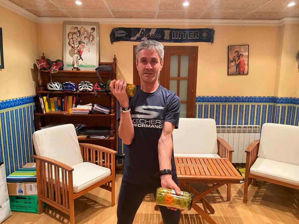 Martin Fiz se pone en forma en casa con botes de legumbres