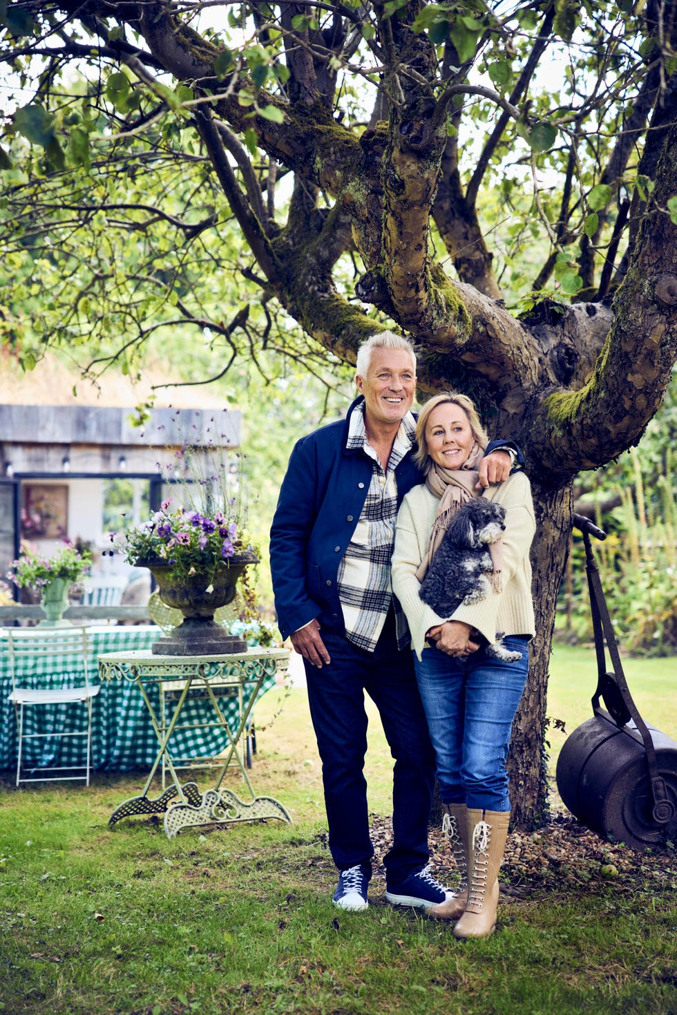 martin and shirlie kemp in their garden