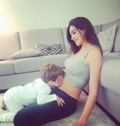 Sara Carbonero anunciaba con esta tierna imagen, en la que Martín le besa la tripa, la feliz noticia de su segundo embarazo: "Y entonces entiendes que no te mentían los que te decían que lo mejor, está siempre por llegar. #viviresincreíble #besodehermanomayor". Sara Carbonero anunciaba con esta tierna imagen, en la que Martín le besa la tripa, la feliz noticia de su segundo embarazo: "Y entonces entiendes que no te mentían los que te decían que lo mejor, está siempre por llegar. #viviresincreíble #besodehermanomayor".
