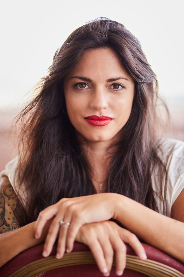 martina dirosso posa para la sesion de fotos en su entrevista para diez minutos con rosa villacastin