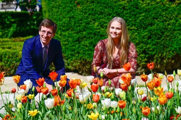 el alcalde de madrid y la princesa inauguran el jardin de tulipanes en la plaza de oriente en madrid