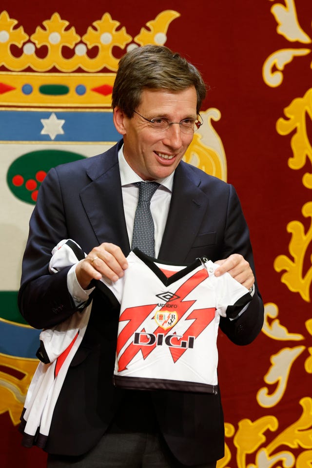 jose luis martinez almeida con una camiseta para su hijo del rayo vallecano