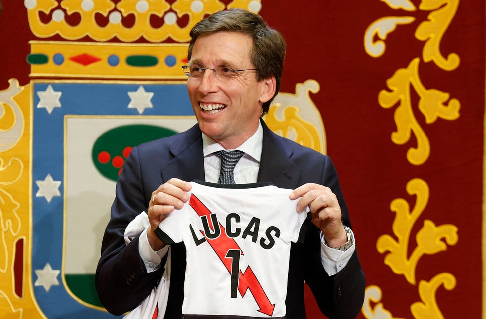 jose luis martinez almeida posa con la camiseta del rayo con el nombre de su hijo lucas