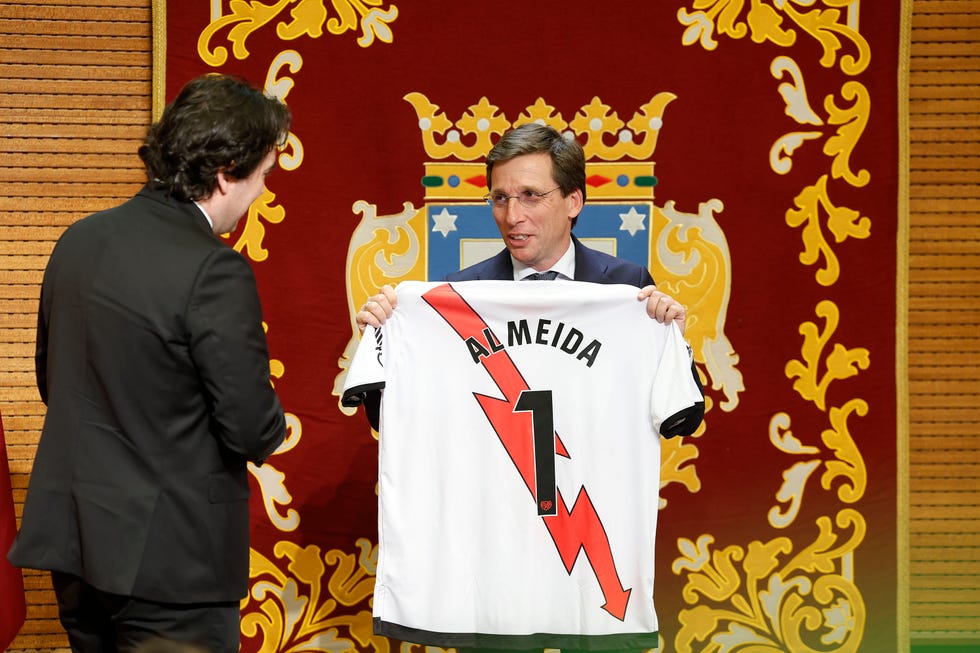 martinez almeida posa con la camiseta del rayo con su nombre en el ayuntamiento de madrid