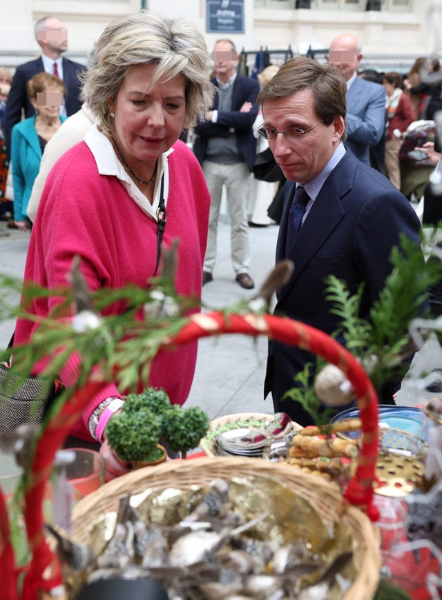 el alcalde de madrid con la sobrino del rey juan carlos en los puestos del rastrillo solidario