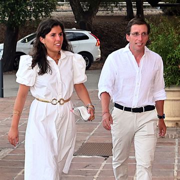 la pareja, vestidos de blanco