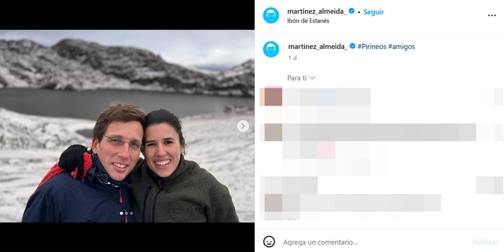 el alcalde de madrid y su mujer posan frente a un paisaje nevado