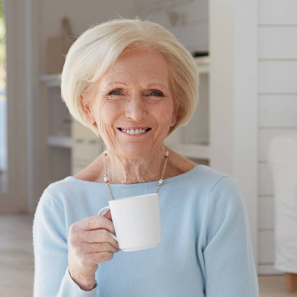 Facial expression, Skin, Blond, Smile, Neck, Drinking, 