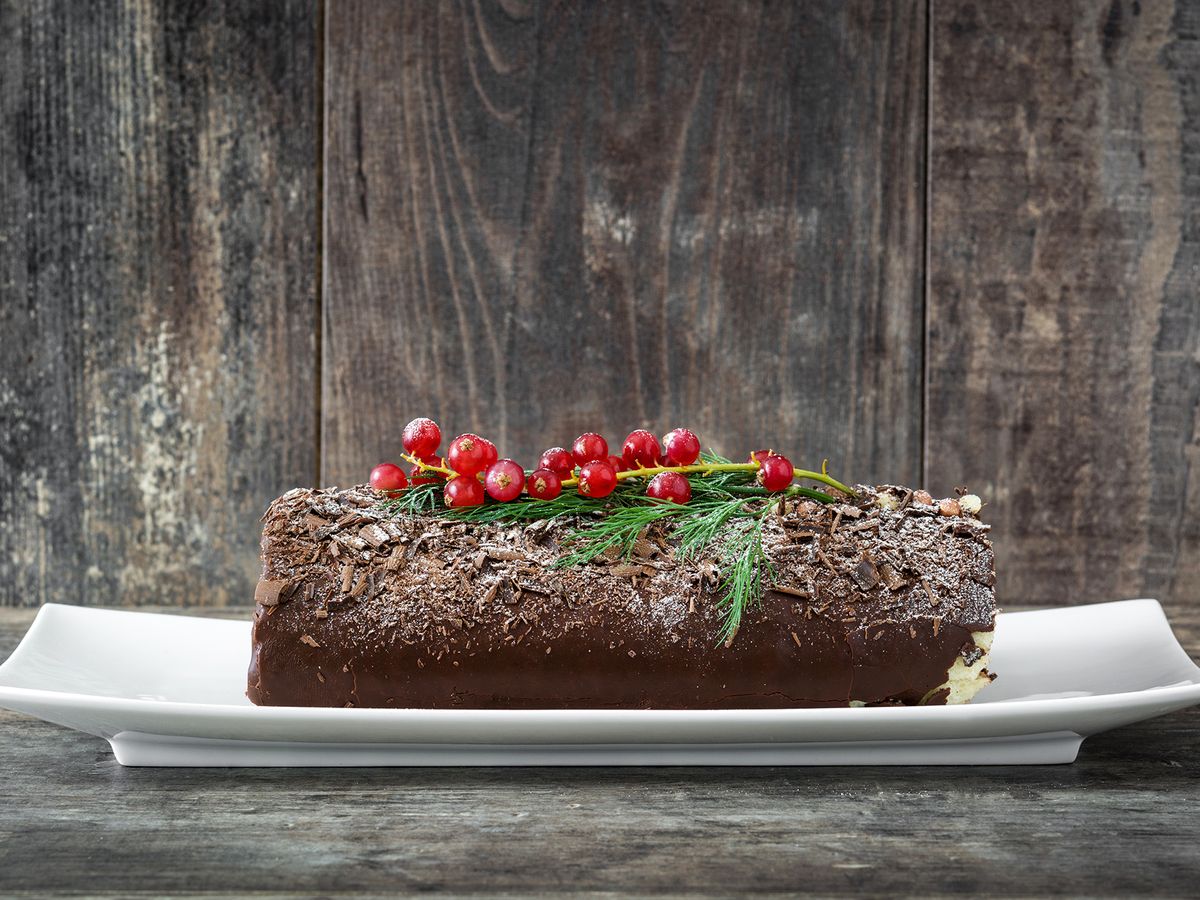 https://hips.hearstapps.com/hmg-prod/images/mary-berry-yule-log-recipe-1640260476.jpg?crop=0.8886666666666666xw:1xh;center,top&resize=1200:*