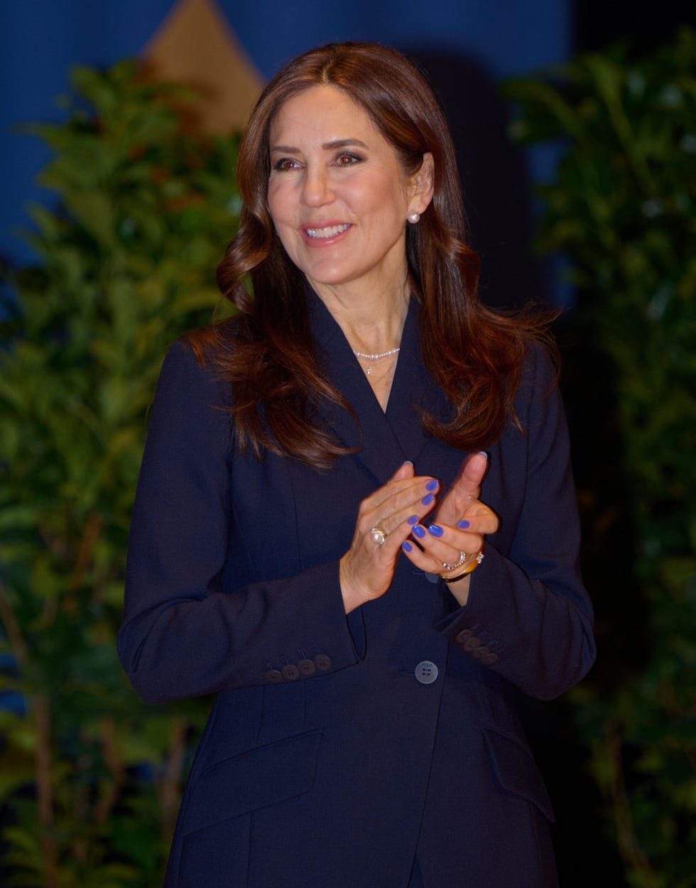 la esposa de federico de dinamarca con manicura de color azul
