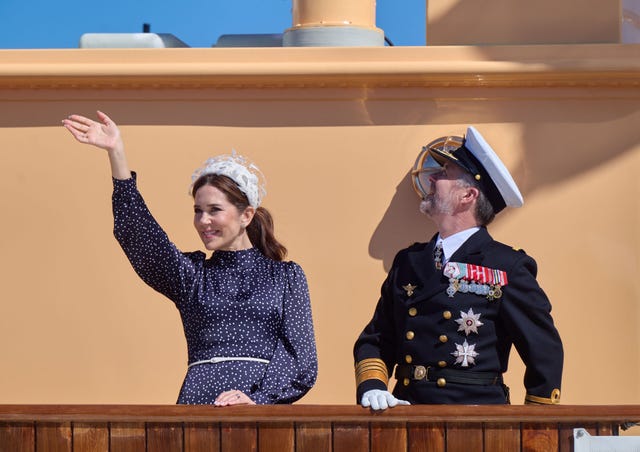 los reyes de dinamarca a su salida en barco de copenhague