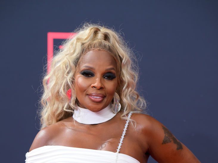 Mary J. Blige, 51, Has Sizzling Abs And Legs In A Bikini IG Photo