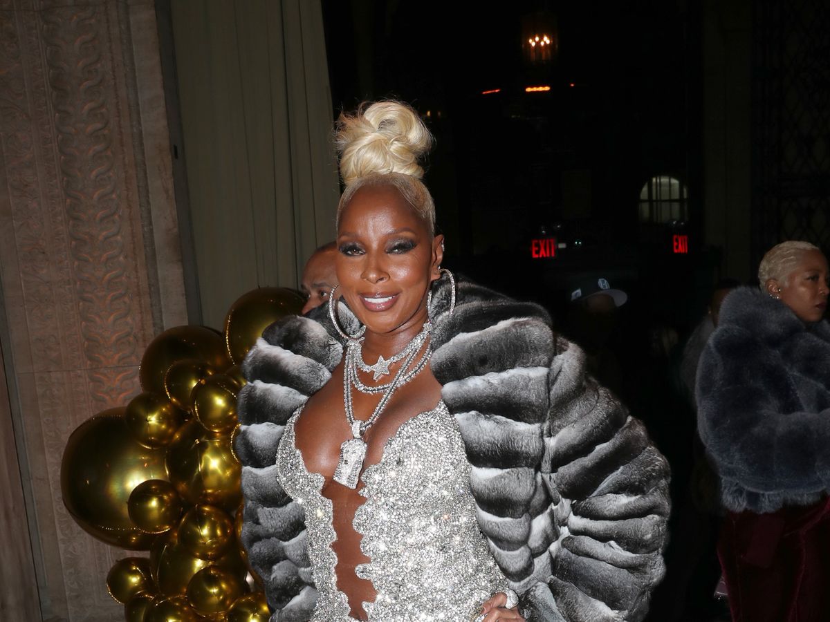 Mary J. Blige Has Strong Legs And Abs In Crystal Minidress Photos