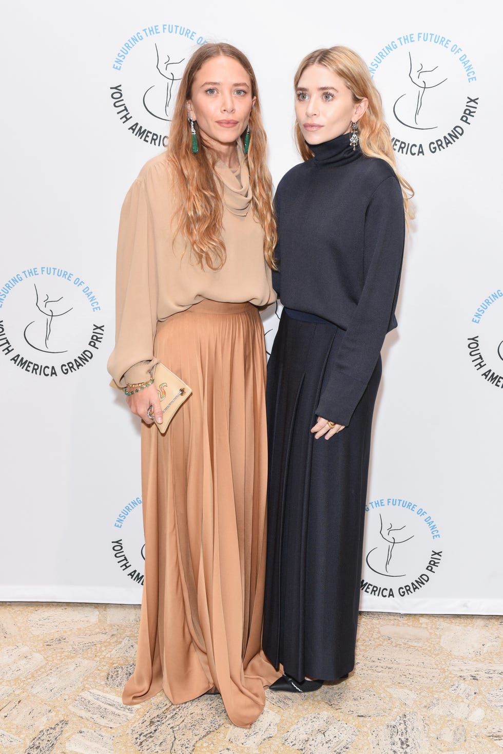 olsen twins Sサイズ & 身長150cm台のおしゃれ見本帖】アシュリー・オルセン&メアリー＝ケイト・オルセンの全身ブラックスタイル22｜ハーパーズ  バザー（Harper's BAZAAR）公式