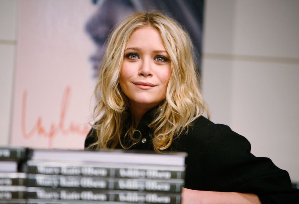 ashley olsen and mary kate olsen sign copies of "influence"